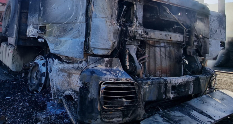 Sujetos armados destruyen tres camiones durante ataque incendiario en Mulchén