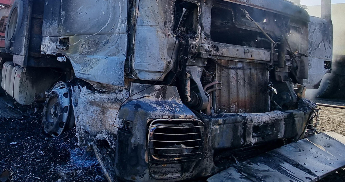 Sujetos armados destruyen tres camiones durante ataque incendiario en Mulchén