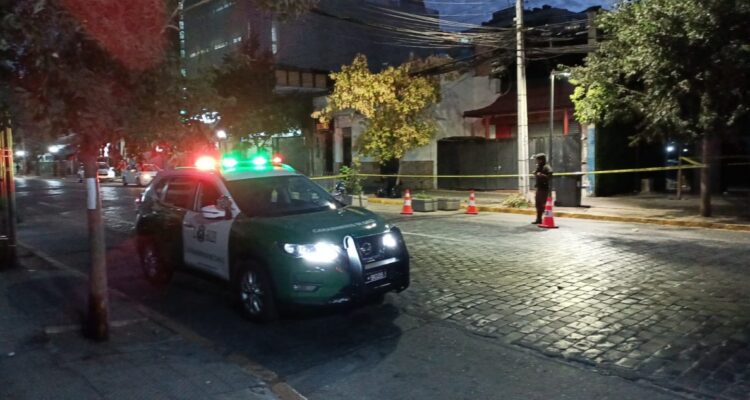 Dos hermanos terminan heridos tras riña y balacera afuera de local nocturno de Providencia