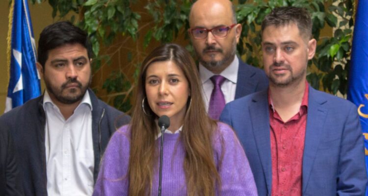 Dos horas y con 10 personas: bancada PS se suma a oposición con proyecto que restringe narcofunerales