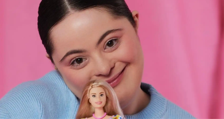 Niña con síndrome de down sosteniendo a una barbie con la misma condición genética