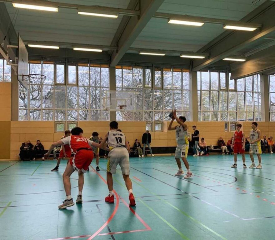 Un duelo del U18 del Club Deportivo de Básquetbol Alemán de Concepción en Alemania.
