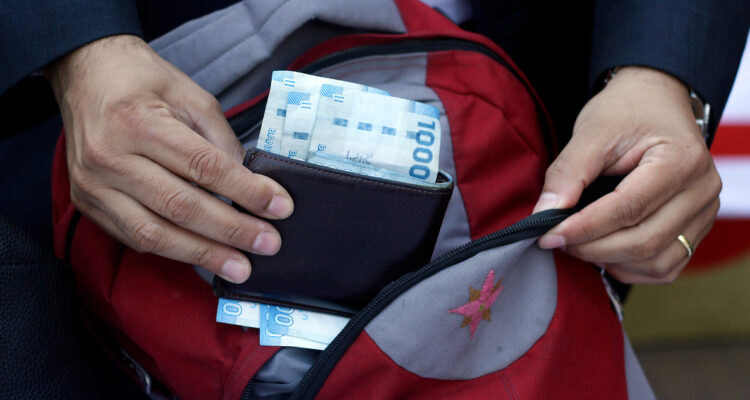Los salarios en Chile ya acumulan 17 meses de caídas ante una inflación que se niega a ceder