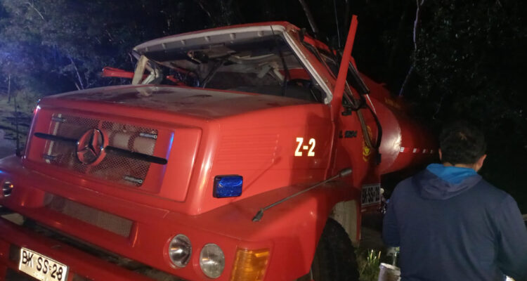 Camión de Bomberos protagonizó accidente de tránsito mientras acudía a emergencia en Valdivia
