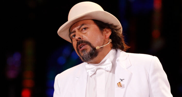 El humorista Bombo Fica mira serio hacia un costado en un show en Viña del Mar. El humorista acusó estafa con los dineros del show a beneficio.