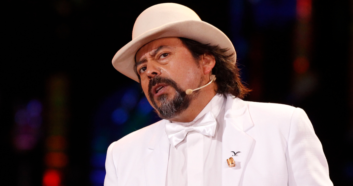 El humorista Bombo Fica mira serio hacia un costado en un show en Viña del Mar. El humorista acusó estafa con los dineros del show a beneficio.