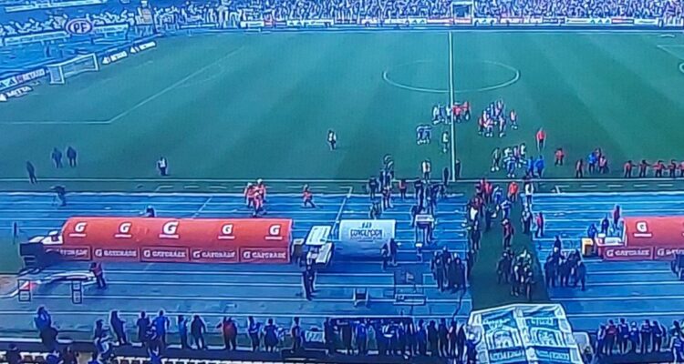 El Presidente Gabriel Boric aprovechó las redes sociales para referirse este sábado a los incidentes ocurridos en el clásico entre La U y la UC, momentáneamente suspendido por el lanzamiento de petardos al campo de juego del Estadio ‘Ester Roa’.