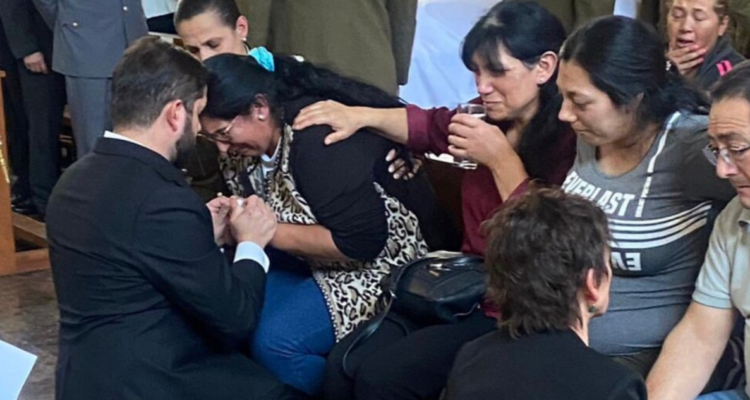 Presidente Boric y ministra Tohá entregan pésame a madre y viuda de cabo Daniel Palma durante responso