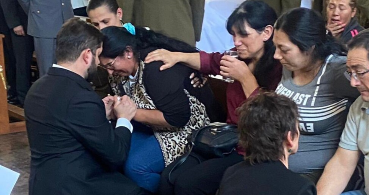 Presidente Boric y ministra Tohá entregan pésame a madre y viuda de cabo Daniel Palma durante responso