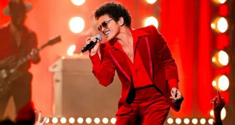 Bruno Mars cantando en uno de sus conciertos. El músico tendrá su show en Chile en septiembre de este año.
