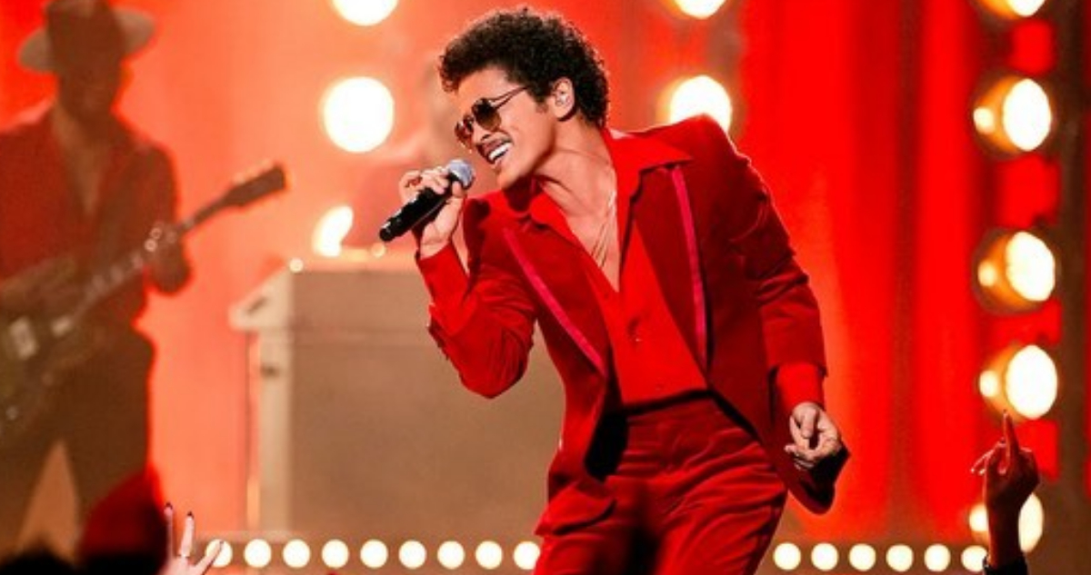 Bruno Mars cantando en uno de sus conciertos. El músico tendrá su show en Chile en septiembre de este año.