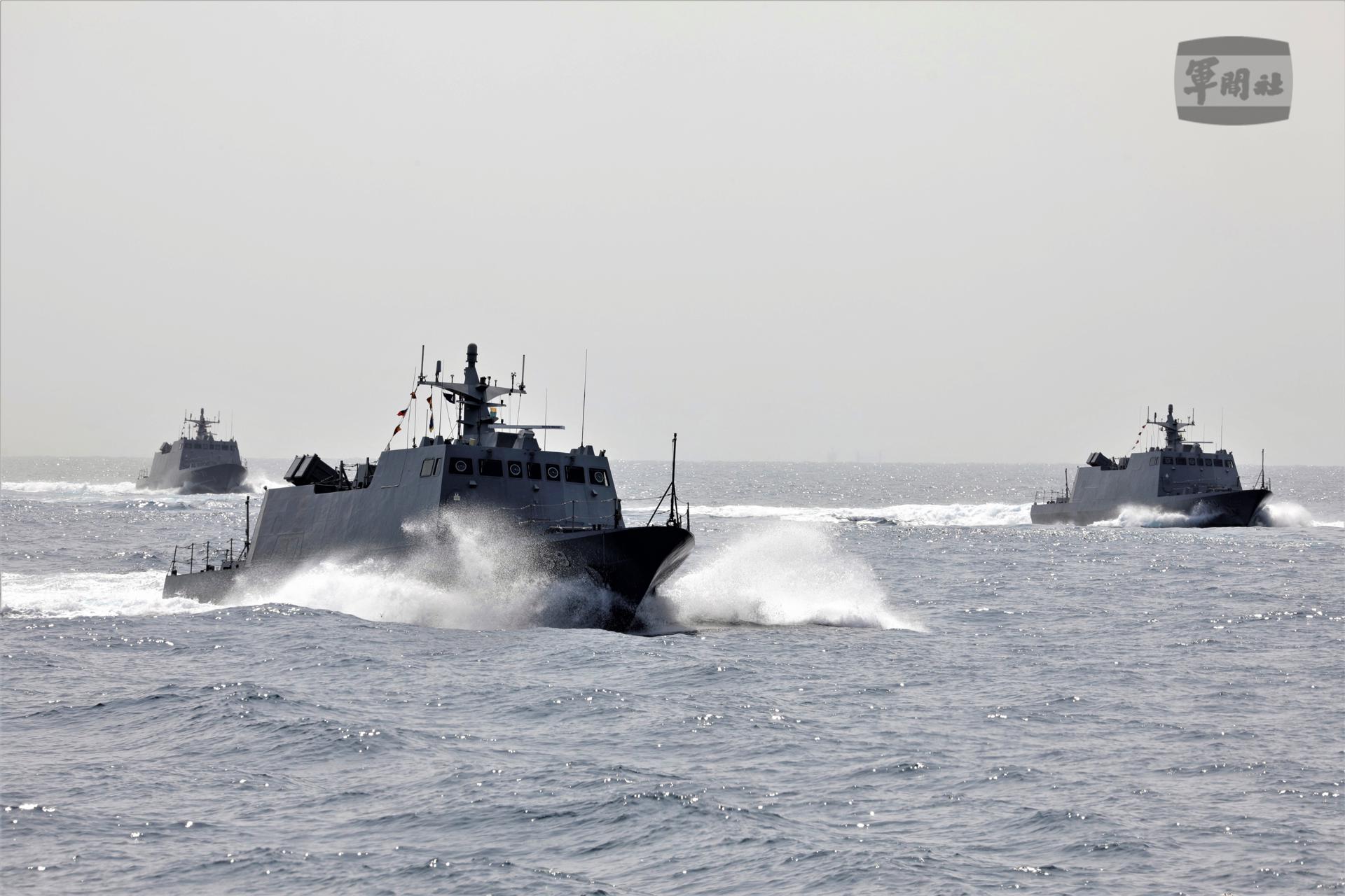 Buques de la Armada de Taiwán navegan en un lugar no revelado