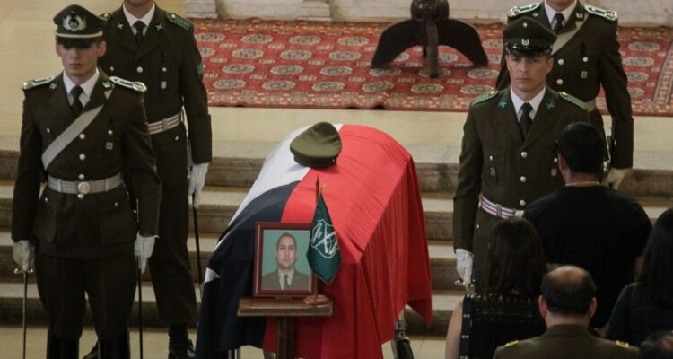El último adiós: cuerpo del cabo Palma llega a la Catedral de Rancagua antes de su funeral