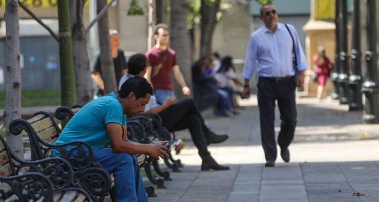Aprobación de la ley de reducción a 40 horas de la semana laboral según la encuesta Cadem