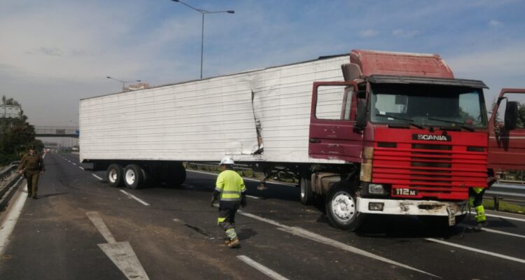 Colisión entre camiones deja a uno bloqueando Américo Vespucio Norte