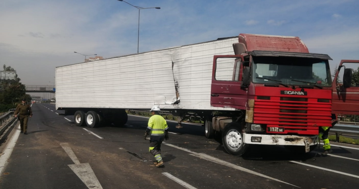 Colisión entre camiones deja a uno bloqueando Américo Vespucio Norte