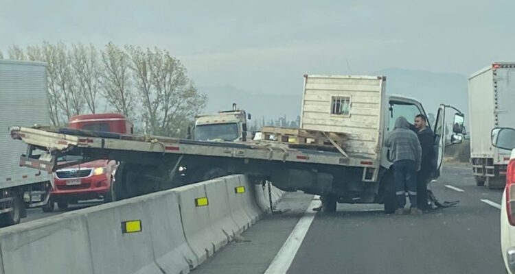 Camión colisiona y luego termina sobre barrera de contención en Casablanca