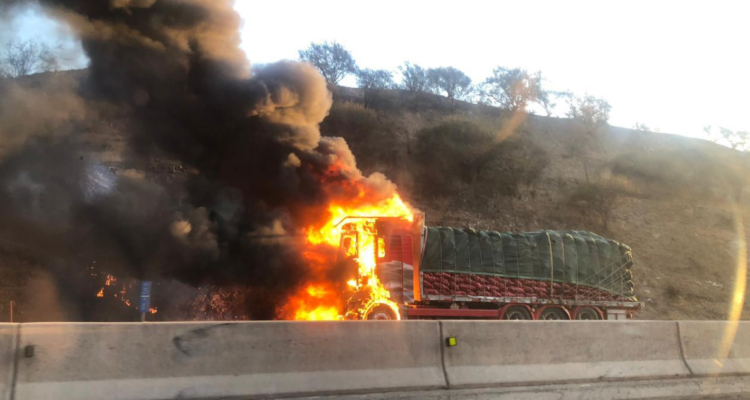 Camión cargado con papas se incendia en Ruta 68 hacia Santiago ...