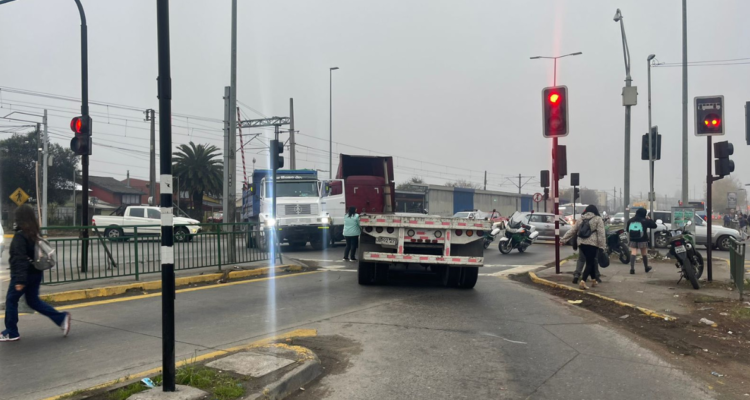 Roban camión y lo atraviesan sin batería en Ruta 160: provocaron taco desde Concepción a Coronel