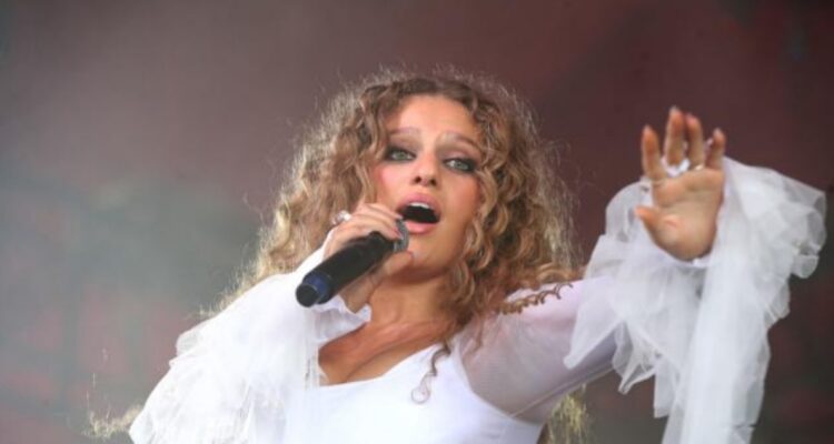 Cantante chileno-palestina Elyanna se convierte en la primera artista en cantar en árabe en Coachella