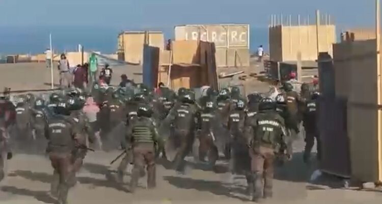Gobierno comienza desalojo y demolición de toma ilegal en sector Costa Laguna en Antofagasta
