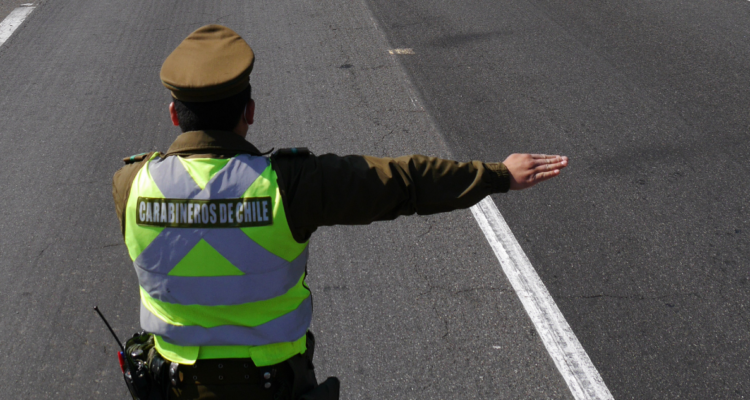 Mujer atropella a carabinero durante operativo por vehículo mal estacionado en el Puente Malleco en la Ruta 5 Sur