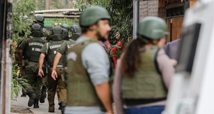 Tres carabineros son baleados en La Florida: hay un delincuente muerto y otro detenido