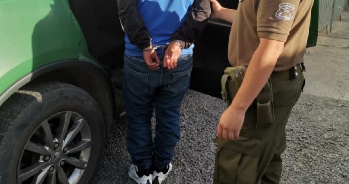 Detienen a tres sujetos por porte de armas y droga: incautaron chaleco antibalas