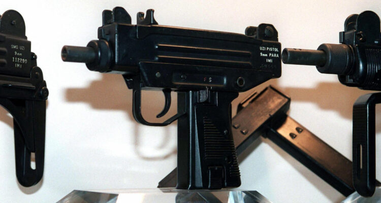 Expertos respaldan uso de subametralladora UZI por Carabineros