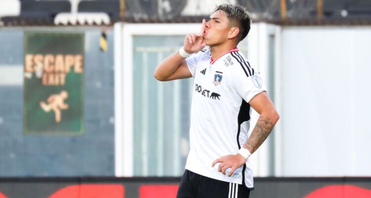 Carlos Palacios celebró su primer gol a Palestino pidiendo silencio a un Monumental vacío.