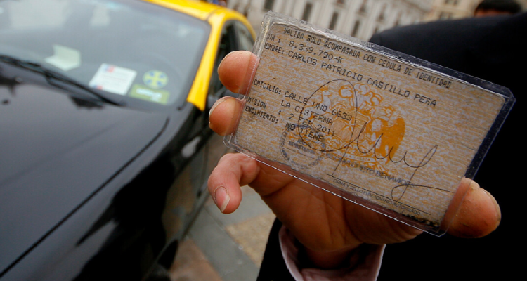 Un primer plano de un carnet profesional de un conductor de taxi santiaguino