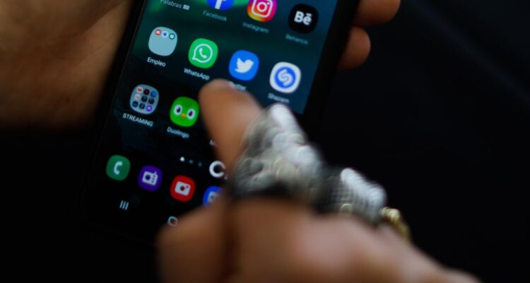 Robo de datos: Presentan proyecto de ley que busca proteger de aplicaciones y dispositivos espías