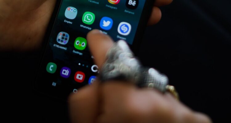 Chilenos pasan 28.59% de su día frente a sus smartphones