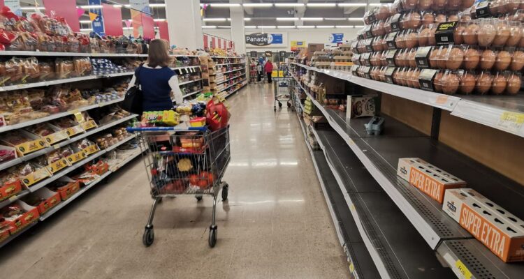 Mas de 18 mil personas cruzaron desde Chile hacia Mendoza, en Argentina en Semana Santa para comprar prodcutos cuyo precio es hasta 3 veces más barato.