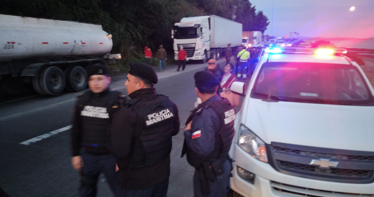 Protesta de profesores en Canal Chacao genera extensa congestión en accesos a Chiloé
