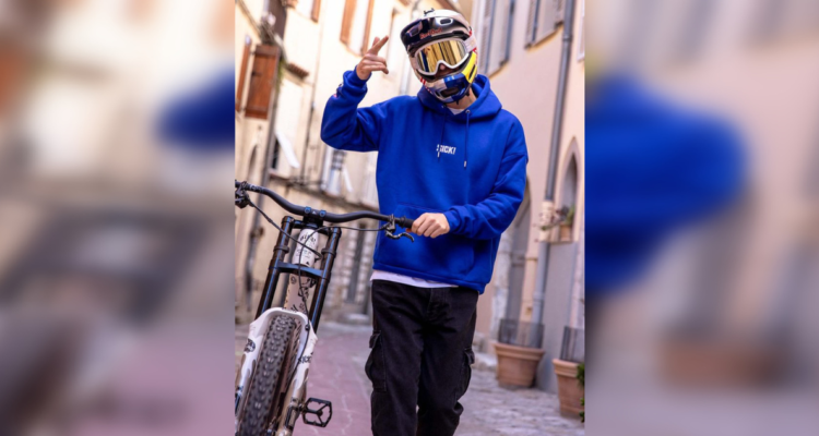 Delincuentes roban pertenencias a ciclista austriaco que estaba de paso por Concón