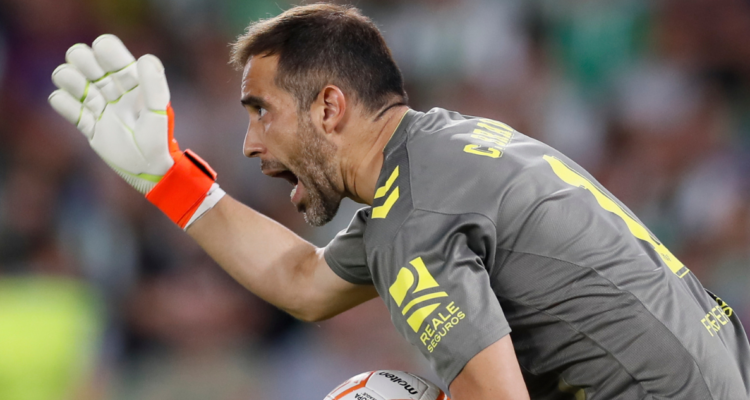 En Real Betis sufren con una posible salida de Claudio Bravo.