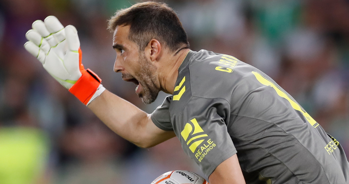 En Real Betis sufren con una posible salida de Claudio Bravo.