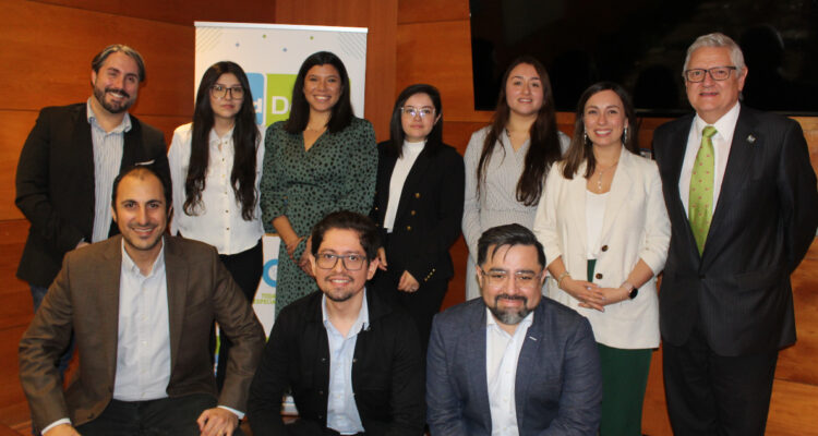 Clínica dental otorga becas de especialidad a cuatro cirujanos dentistas