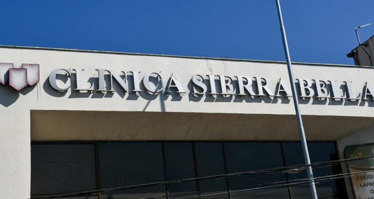 Agencia Uno | Frontis Clínica Sierra Bella.