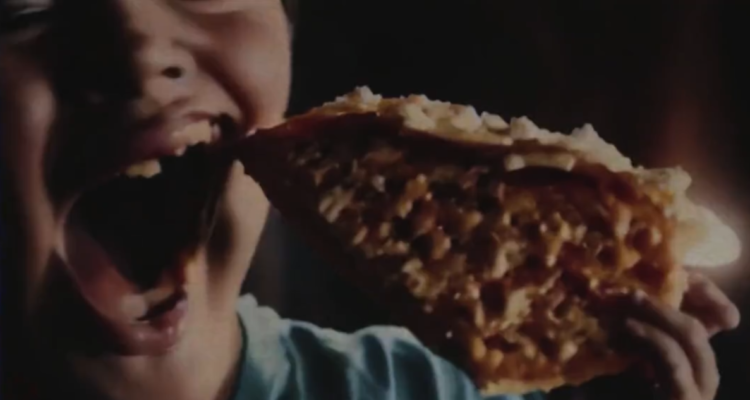 Una captura del comercial de pizza creado íntegramente con inteligencia artificial.