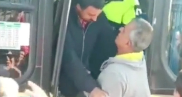 Concejal reparte dinero de chofer tras acusarlo de conducir ebrio, pero alcoholemia salió negativa.