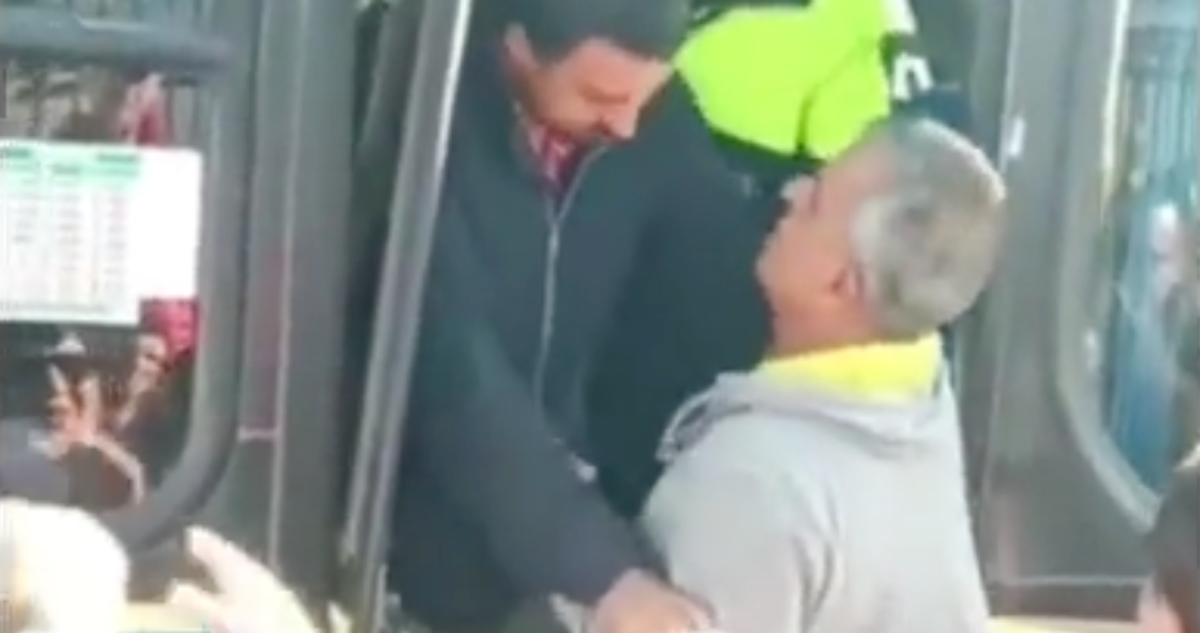 Concejal reparte dinero de chofer tras acusarlo de conducir ebrio, pero alcoholemia salió negativa.