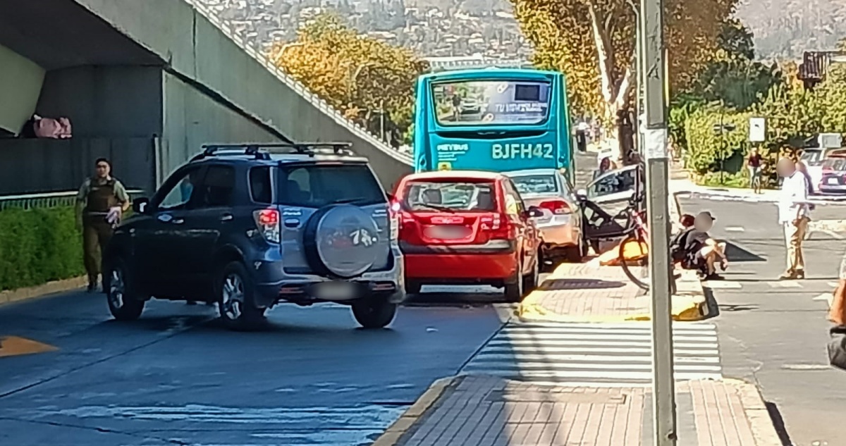 Conductora muere tras colisionar contra bus RED en Las Condes: habría tenido problemas de salud