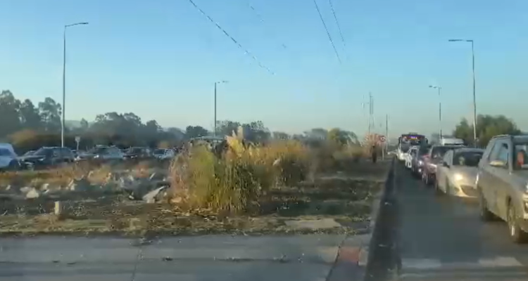 Enorme taco en San Pedro de la Paz: autos colapsan veredas y pistas contra el tránsito para salir