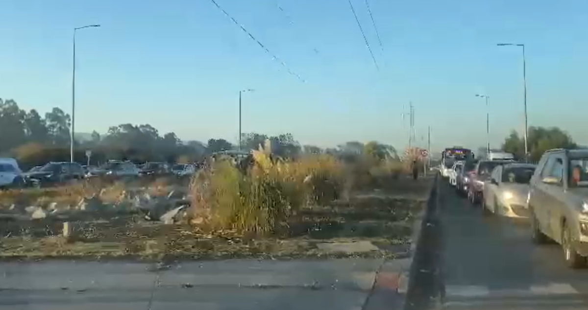 Enorme taco en San Pedro de la Paz: autos colapsan veredas y pistas contra el tránsito para salir