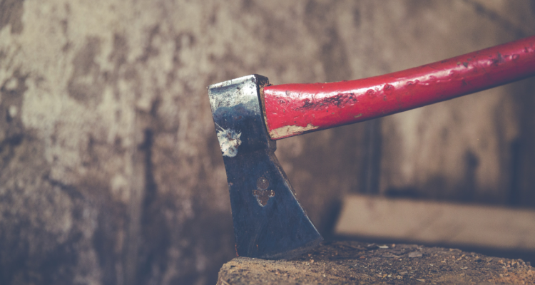 Hombre amenazó con hacha a carabineros tras negarse a cumplir medida por VIF contra su madre en Coronel