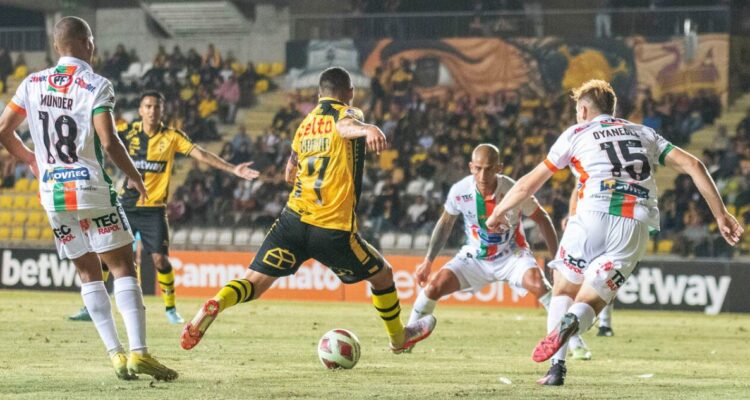 Coquimbo Unido en su duelo ante Cobresal.
