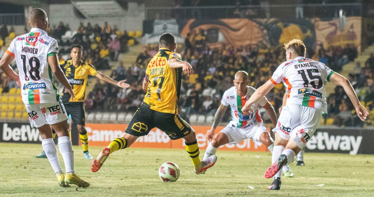 Coquimbo Unido en su duelo ante Cobresal.