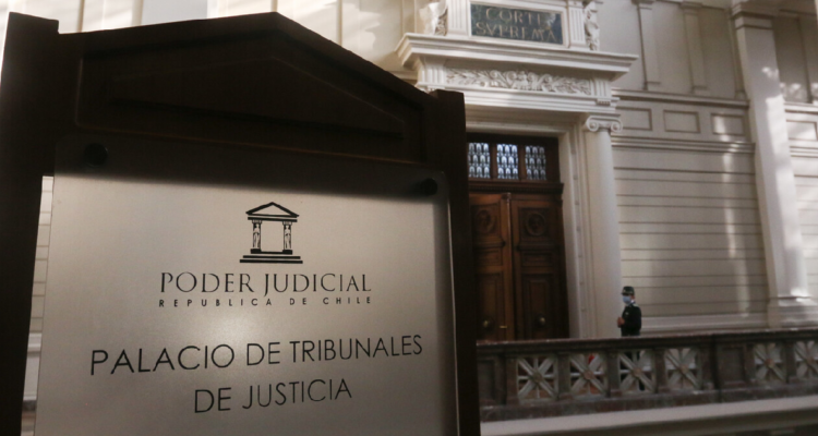Interior del Palacio de Tribunales de Santiago. Plano de fondo: puerta de entrada a la Corte Suprema